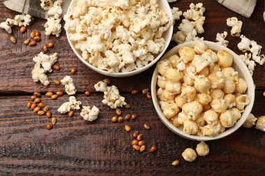 Tahta masada patlamış mısır ve mısır taneleri var.