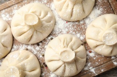 Ahşap tahtada biberli pişmemiş khinkaliler (hamur tatlısı), üst manzara