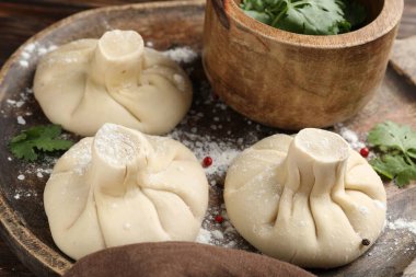 Biber ve maydanozlu pişirilmemiş khinkaliler (hamur tatlısı), yakın plan.