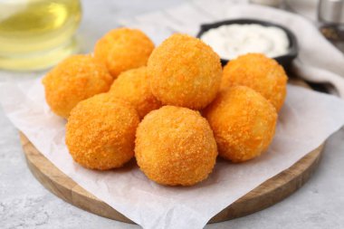 Gri masada leziz kızarmış köfteler, yakın plan.