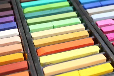 Arkaplan olarak renkli tebeşirler seti, yakın plan