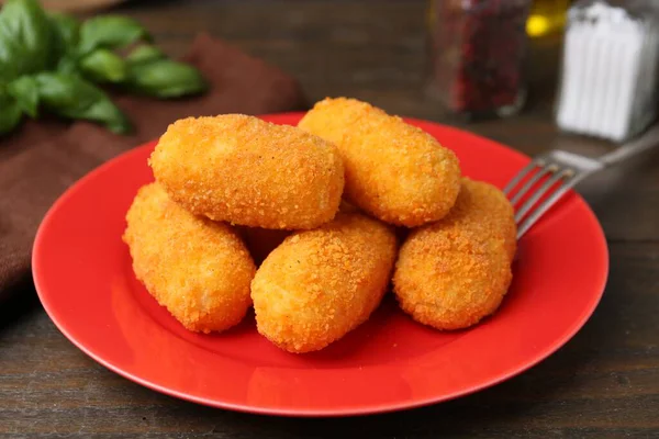 Ahşap masada leziz kızarmış kroketler, yakın plan.