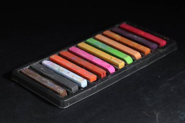 Siyah arkaplanda renkli tebeşir renkleri