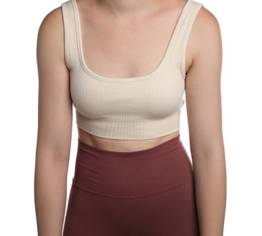 Beyaz arka planda kötü duruşu olan kadın, yakın plan.