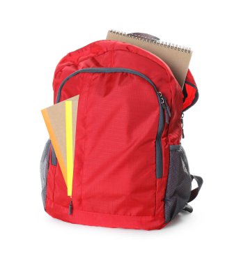 Beyaz üzerinde not defterleri olan kırmızı sırt çantası