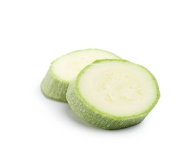 Beyaz üzerine izole edilmiş taze kabak dilimleri.