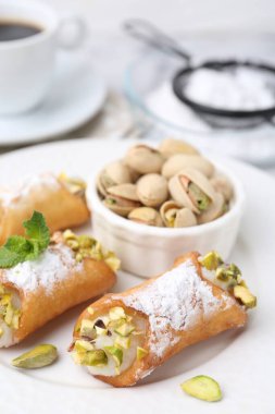 Peynirli, fıstıklı, pudra şekerli ve naneli nefis cannoli.