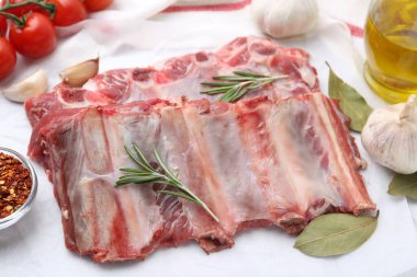 Taze et kaburgaları, domatesler ve baharatlar masada, yakın plan.