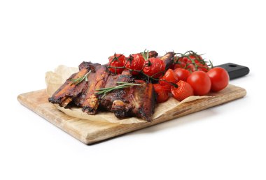 Biberiyeli biftek kaburgaları ve beyaz üzerine izole edilmiş domatesler.