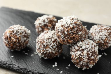 Fındıklı ve hindistan cevizli lezzetli çikolatalar, yakın plan.