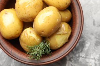 Gri desenli masada, dereotlu ve yağlı leziz haşlanmış patatesler.