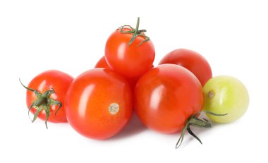 Birçok olgun vişneli domates beyaza izole edilmiş.