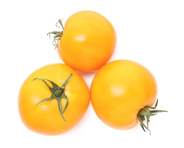 Olgun sarı domatesler, beyaza izole edilmiş.