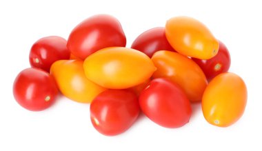 Beyaz üzerine izole olmuş bir yığın farklı sulu domates.