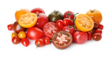 Beyaz üzerine izole olmuş bir yığın farklı sulu domates.