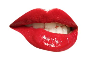 Beyaz üzerinde kırmızı ruj olan kadın dudakları.