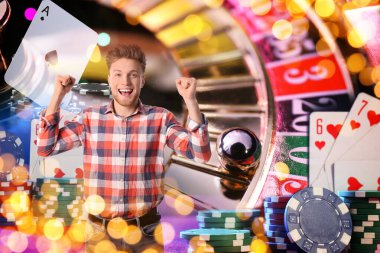 Mutlu kumarbaz zaferi kutluyor. Kumarhane fişleri, iskambil kağıtları ve ruletlerle çoklu pozlama.