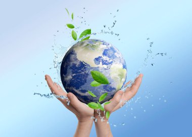 Su kavramını sakla. Dünya insanın ellerinde, mavi eğimli arka plana karşı, yakın plan. Su sıçrıyor ve dünyanın her yerinde yeşil yapraklar