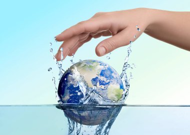 Su kavramını sakla. Bir kadın mavi arkaplana karşı Dünya 'yı suya düşürüyor.