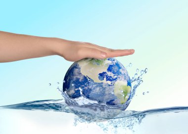 Su kavramını sakla. Bir kadın mavi arkaplana karşı Dünya 'yı suya düşürüyor.