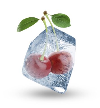 Temiz buz küpündeki taze kirazlar beyaza izole edilmiş.