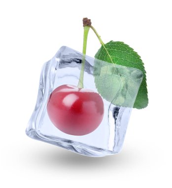 Temiz buz küpündeki taze kiraz beyaza izole edilmiş.