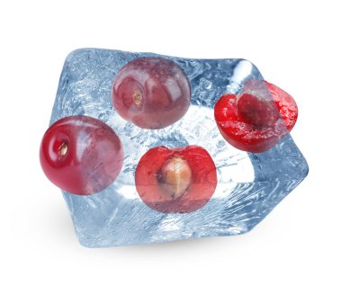 Temiz buz küpündeki taze kirazlar beyaza izole edilmiş.