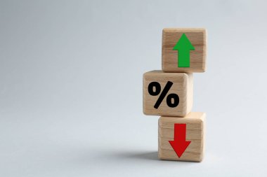 Yüzde işareti olan küpler, gri arka planda yukarı ve aşağı oklar. Metin için boşluk