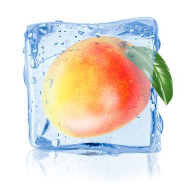 Buz küpündeki olgun mango meyvesi beyaza izole edilmiş.