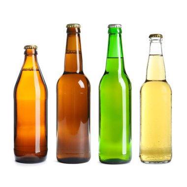 Farklı tipte taze biralar. Cam şişelerde. Beyazlar üzerinde izole edilmiş.