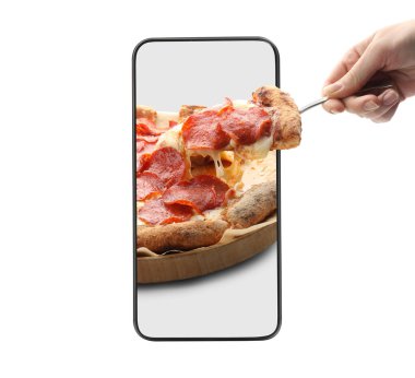 Yemek siparişi ve teslimat servisi. Kadın, beyaz arka planla cep telefonu ekranından lezzetli bir dilim pizza alıyor, yakın plan.