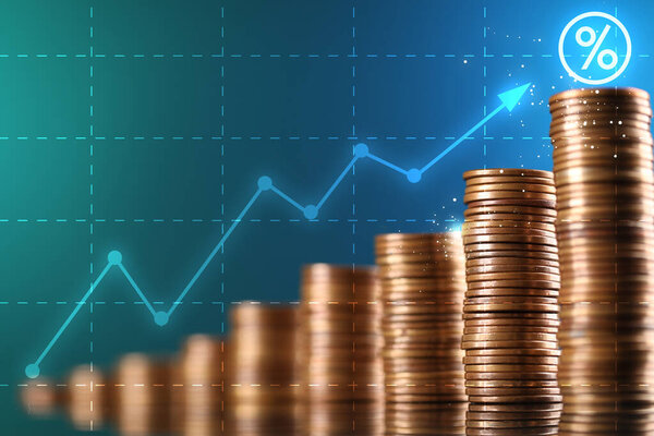 Знак процента и стрелка над сложенными монетами на фоне синего градиента