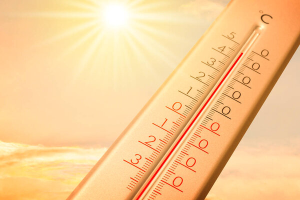 Чрезвычайно высокая температура на термометре против оранжевого неба в солнечный день. Жаркая летняя погода