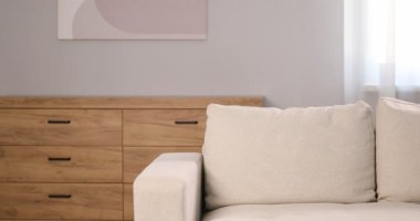 Evdeki kanepede oturan güzel kadın.