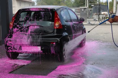 Oto yıkayan adam yüksek basınçlı su jeti ile oto yıkama, yakın çekim