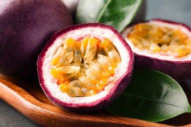 Taze tutku meyveleri ve yeşil yapraklar masada, yakın plan.