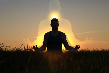 İnsan doğada meditasyon yapıyor. Kafasının üstünde güneş var. Etrafta siluet - aura gibi