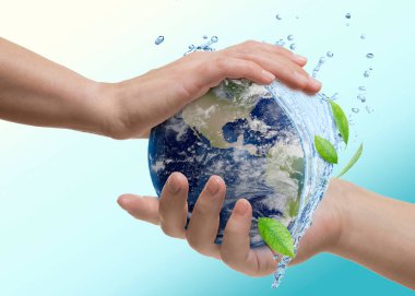 Su kavramını sakla. Dünya, mavi eğimli arka plana karşı insan ellerinde, yakın plan. Su sıçrıyor ve dünyanın her yerinde yeşil yapraklar