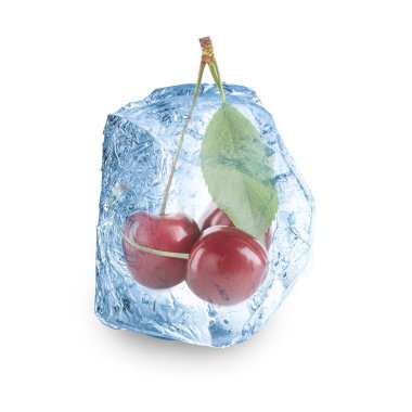 Temiz buz küpündeki taze kirazlar beyaza izole edilmiş.