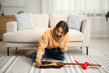 Hayaller gerçek olur. Evde gitarlı mutlu bir adam