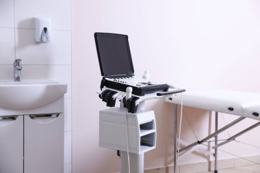 Modern ultrason makinesi, klinikte lavabo ve muayene yatağı