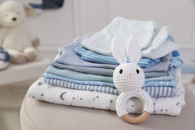 Temiz bebek kıyafetleri ve oyuncak yığını içeride, kapalı kapılar ardında.