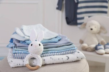 Temiz bebek kıyafetleri ve oyuncak yığını içeride, kapalı kapılar ardında.