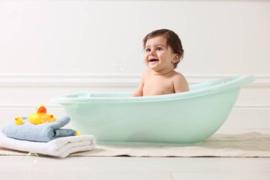 Evde küvette banyo yapan şirin bir bebek.