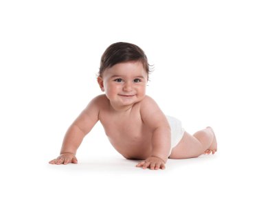 Beyaz arka plan üzerinde sürünerek şirin bebek