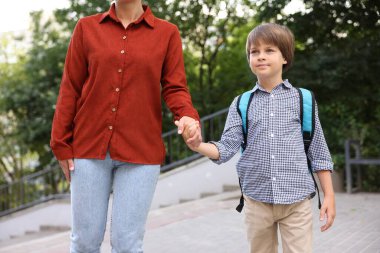 Anne oğlunu açık hava okuluna götürüyor, yakın çekim.
