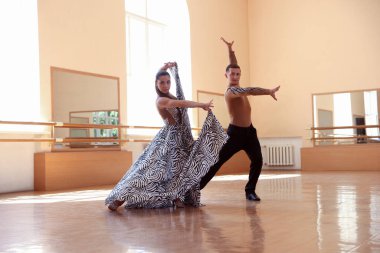 Stüdyoda birkaç profesyonel dansçı eğitimi.