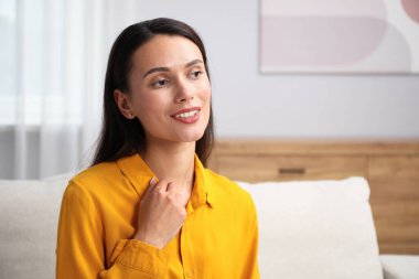 Evdeki güzel genç bir kadının portresi. Metin için boşluk