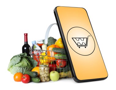 Yemek teslimatı uygulaması. Beyaz arka planda alışveriş sepeti ve cep telefonu.