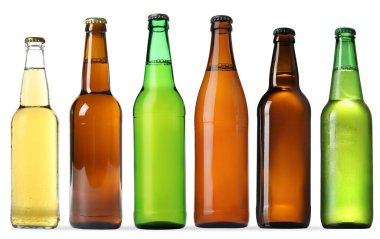 Farklı tipte taze biralar. Cam şişelerde. Beyazlar üzerinde izole edilmiş.